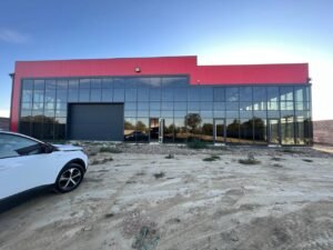 Clădire modernizată cu fațadă din sticlă