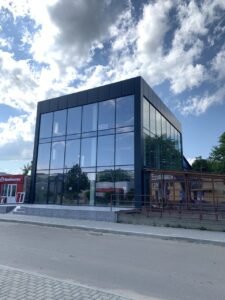 Showroom cu fațadă din sticlă