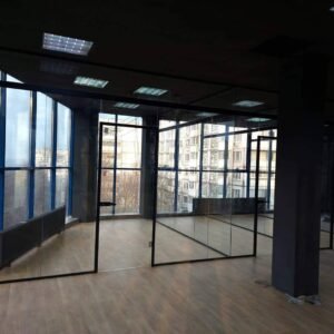 Delimitări interioare din sticlă în birou modern