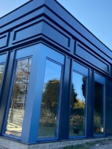 Showroom modern cu fațadă din panouri compozite